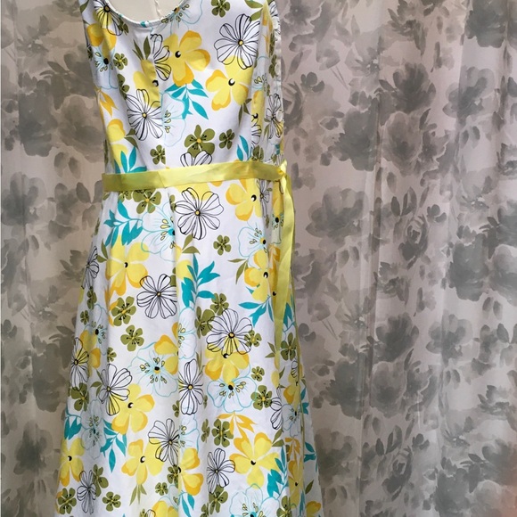 Scarlett Yellow - Floral Dress 11/12. Button front. Tie Belt Waist. Collar - Picture 6 of 6